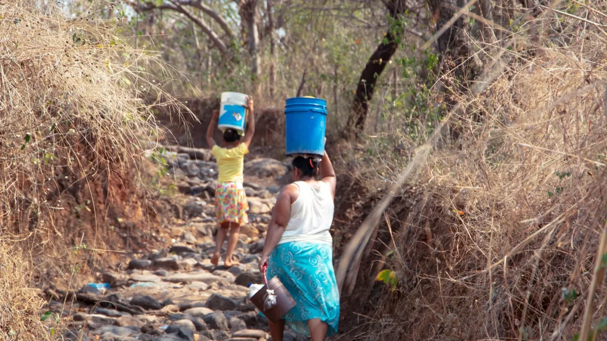 Personas caminando por el Corredor Seco en Honduras, una región marcada por la sequía, la inseguridad alimentaria y la vulnerabilidad climática.
