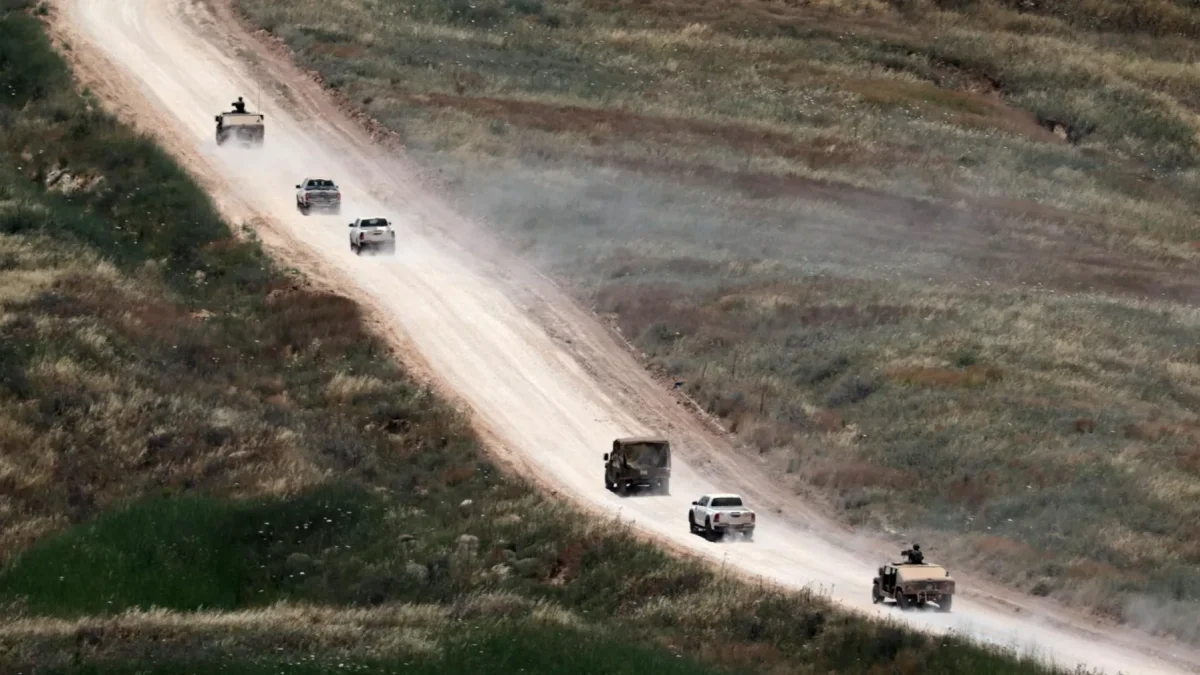 Un convoy de vehículos militares israelíes maniobra dentro del sur del Líbano, visto desde el lado israelí de la frontera en la Alta Galilea.