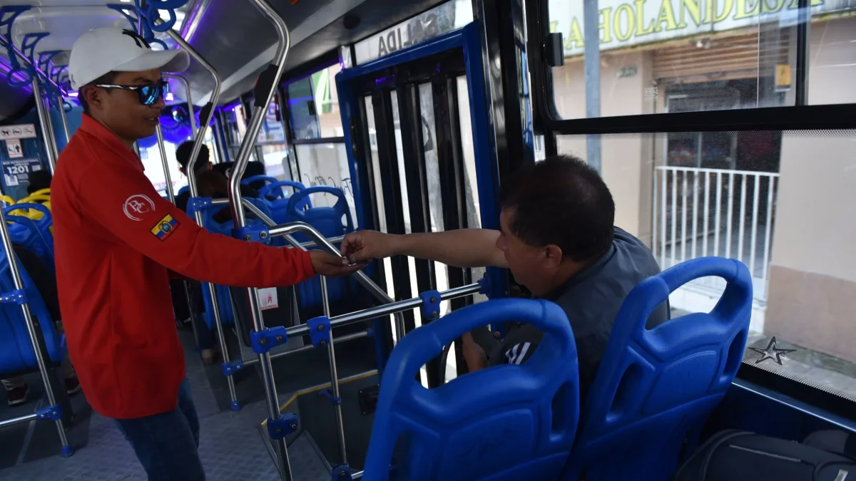 La propuesta para subir el pasaje a $ 0,40 enfrenta cuestionamientos del concejal Michael Aulestia.