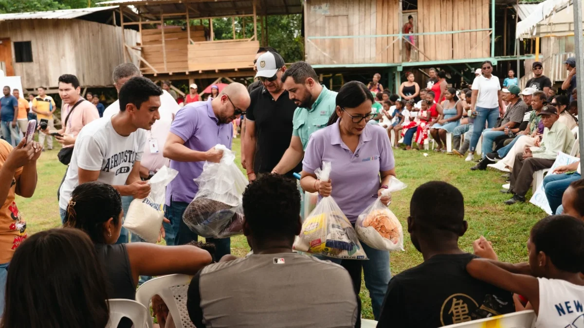 La ministra de Desarrollo Humano entrega bolsas con víveres a personas de escasos recursos.