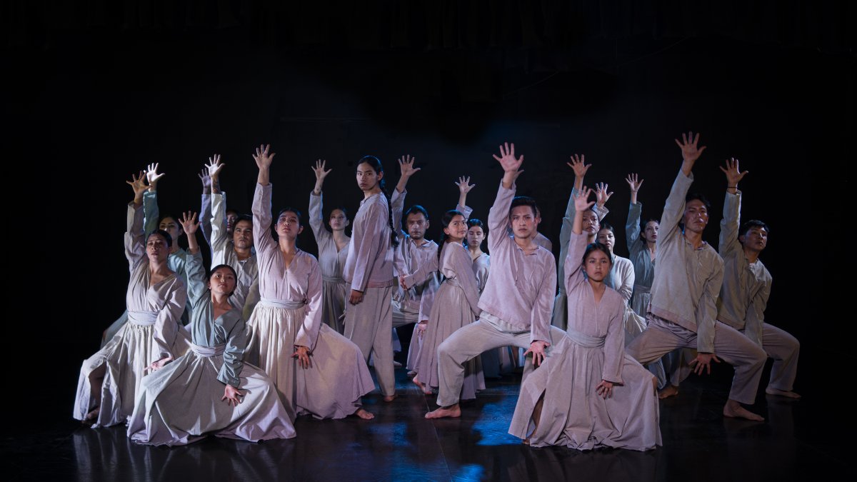 El montaje de Andes cuenta con la participación de 21 bailarines en escena y combina danza contemporánea y zapateo andino.