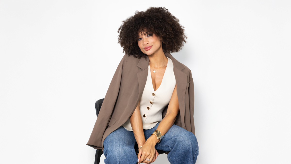 Su afro se ha convertido en una extensión de su personalidad: libre, fuerte y lleno de identidad.