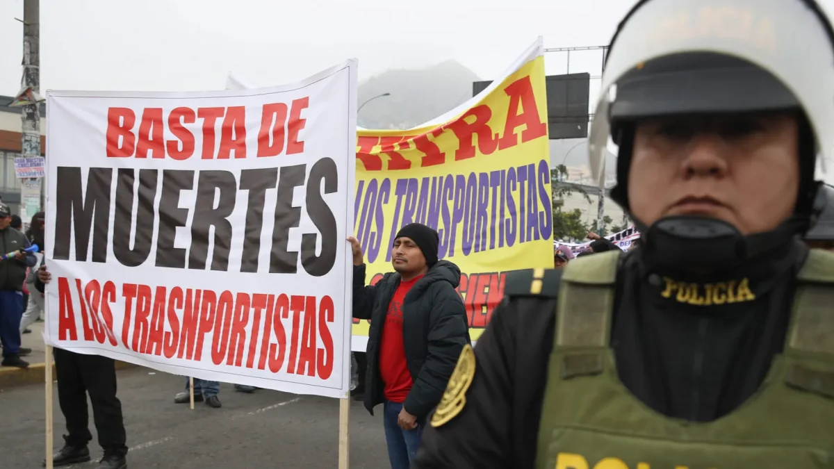Fotografía de archivo de personas durante una protesta de transportistas contra la criminalidad en Lima (Perú).