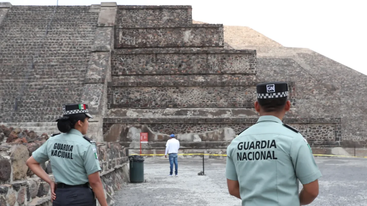 Integrantes de la Guardia Nacional vigilan la zona arqueológica de Teotihuacán.