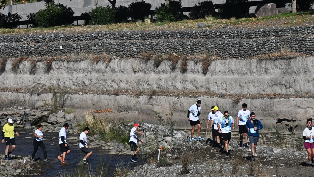 El 17 de mayo de 2026, participantes de una carrera corren a lo largo de las orillas del río Mapocho en Santiago.