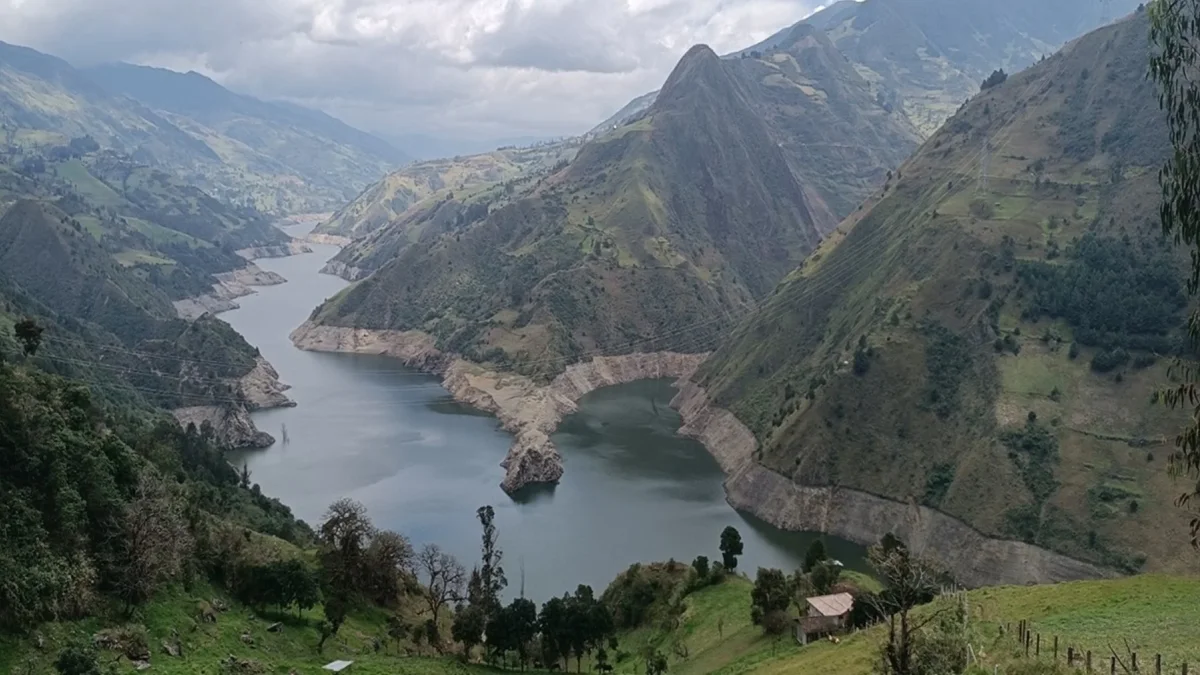 El embalse Mazar alimenta al complejo Paute Integral, que puede aportar más de 1.700 MW al sistema nacional.