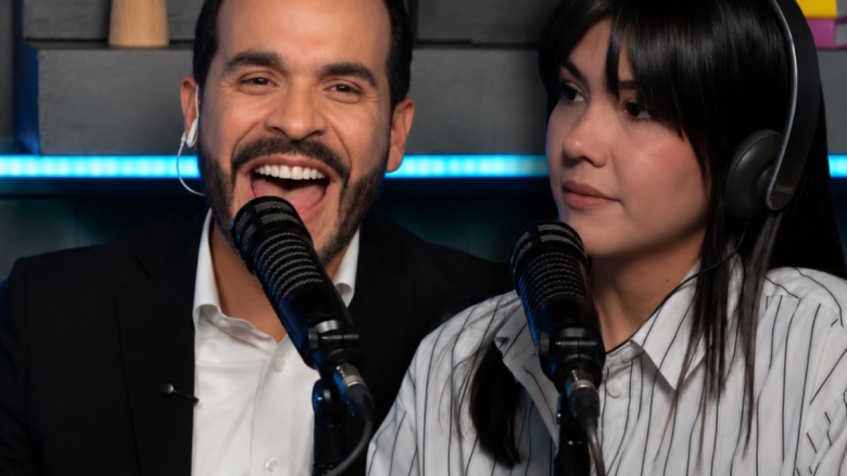 El candidato Abelardo De La Espriella y la periodista Laura Rodríguez.