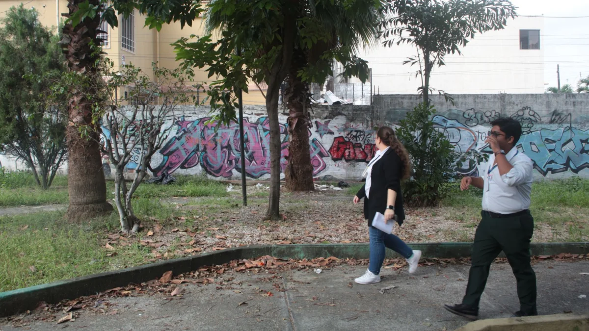 Basura, falta de mantenimiento y juegos dañados afean el parque atrás del centro comercial reconocido de La Garzota.