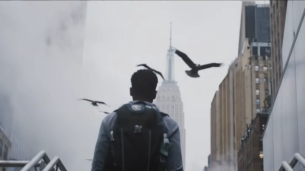 Escena urbana en Nueva York, con el Empire State entre la neblina y aves en vuelo.