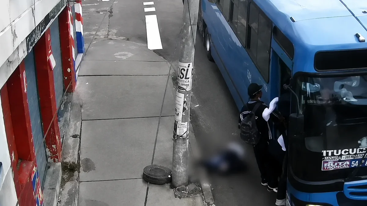 Pasajero cae de un bus en movimiento en el sur de Quito. El momento quedó grabado en cámaras de seguridad.