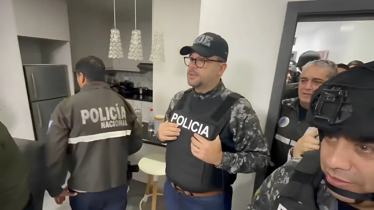 Agentes de la Policía Nacional durante el operativo en una vivienda, en el marco de la investigación financiera.