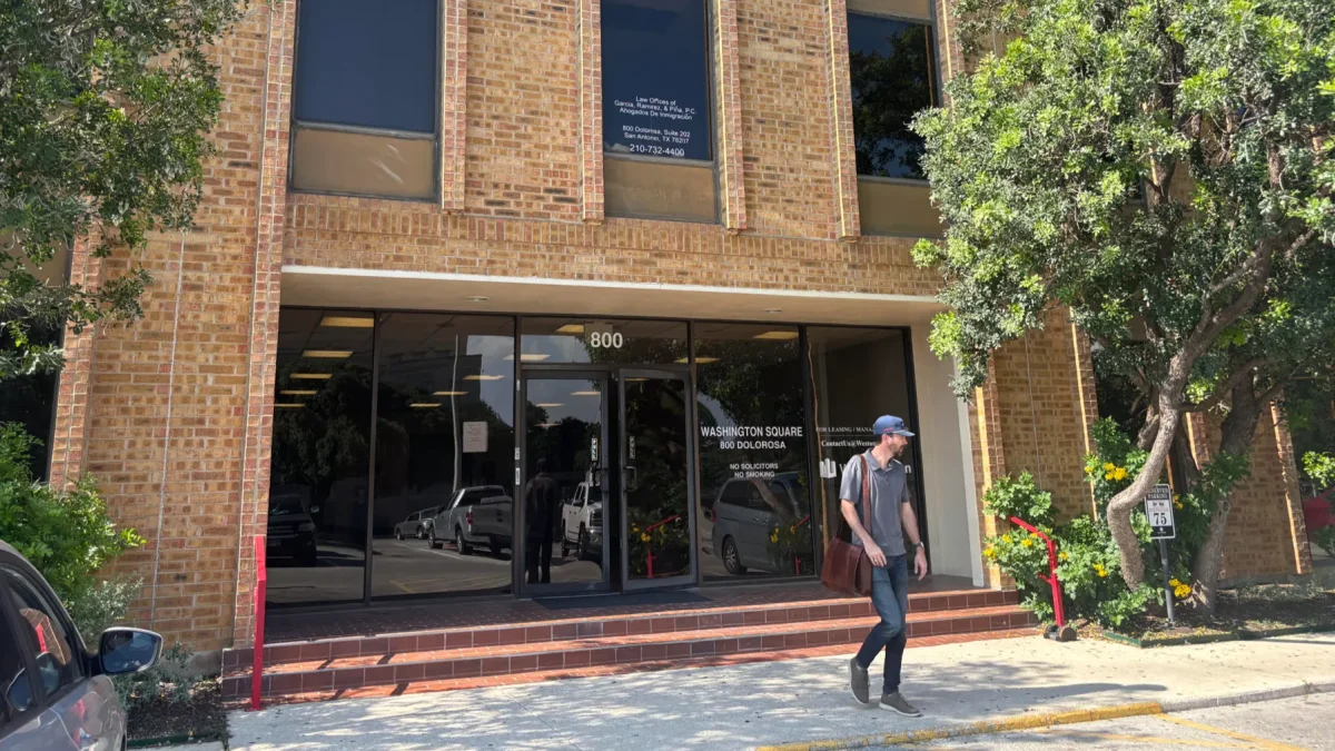 Una persona sale del edificio de la Corte de Inmigración de San Antonio el 2 de junio de 2026, en San Antonio (EE.UU.).
