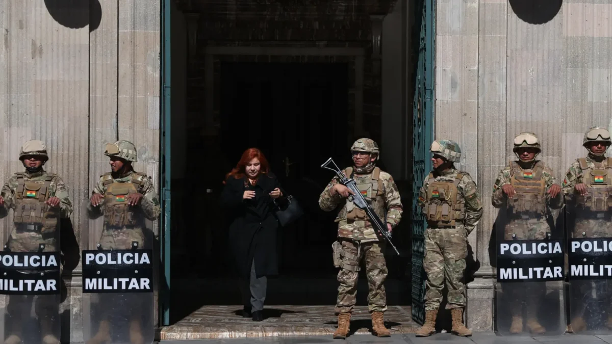 Integrantes de la Policía Militar custodian el ingreso al Palacio de Gobierno este 2 de junio de 2026, en La Paz (Bolivia).