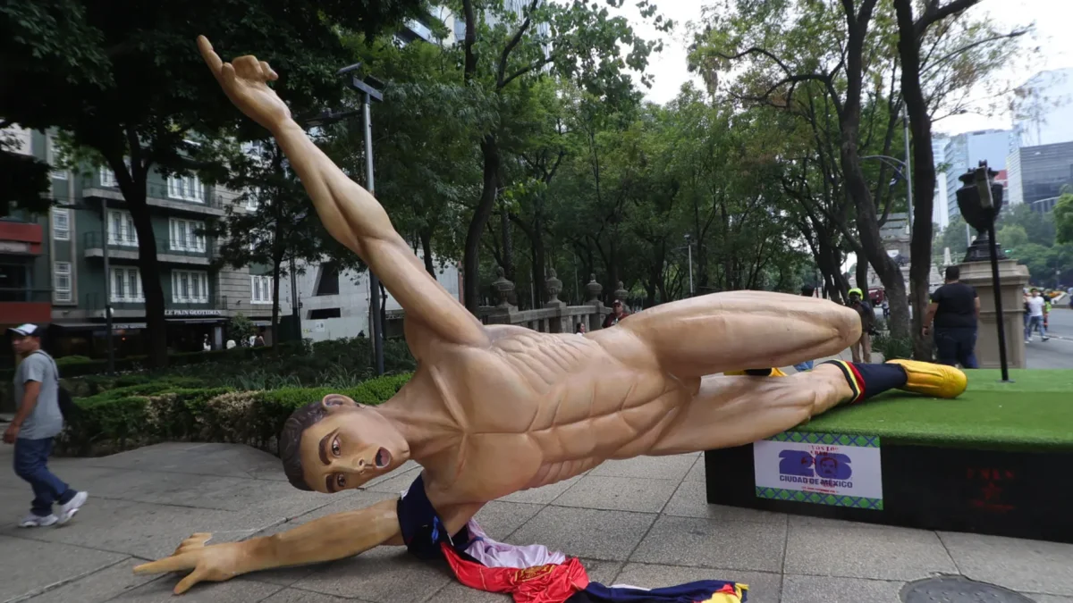 La estatua de un futbolista derribada por integrantes de la Coordinadora Nacional de Trabajadores de la Educación (CNTE) durante una manifestación en Ciudad de México (México).
