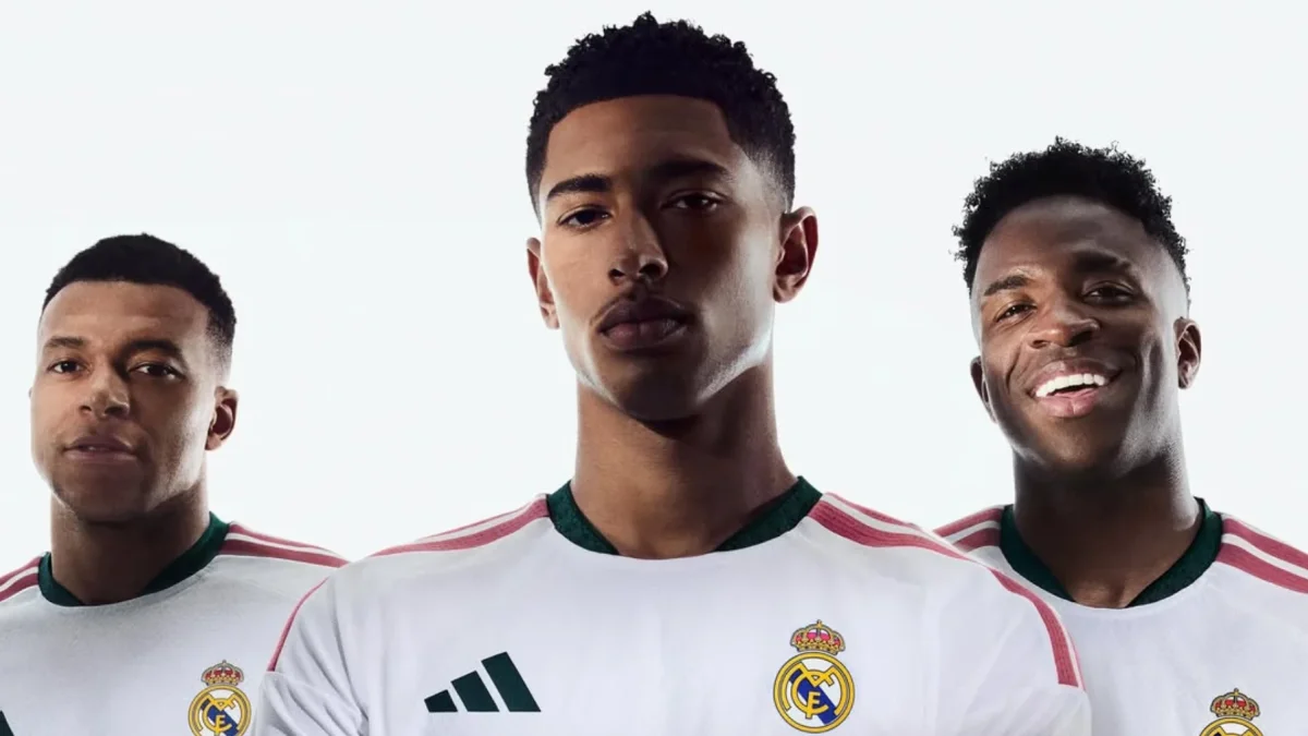 Kylian Mbappé, Jude Bellingham y Vinícius Júnior posan con la nueva camiseta del Real Madrid para la temporada 2026/2027.