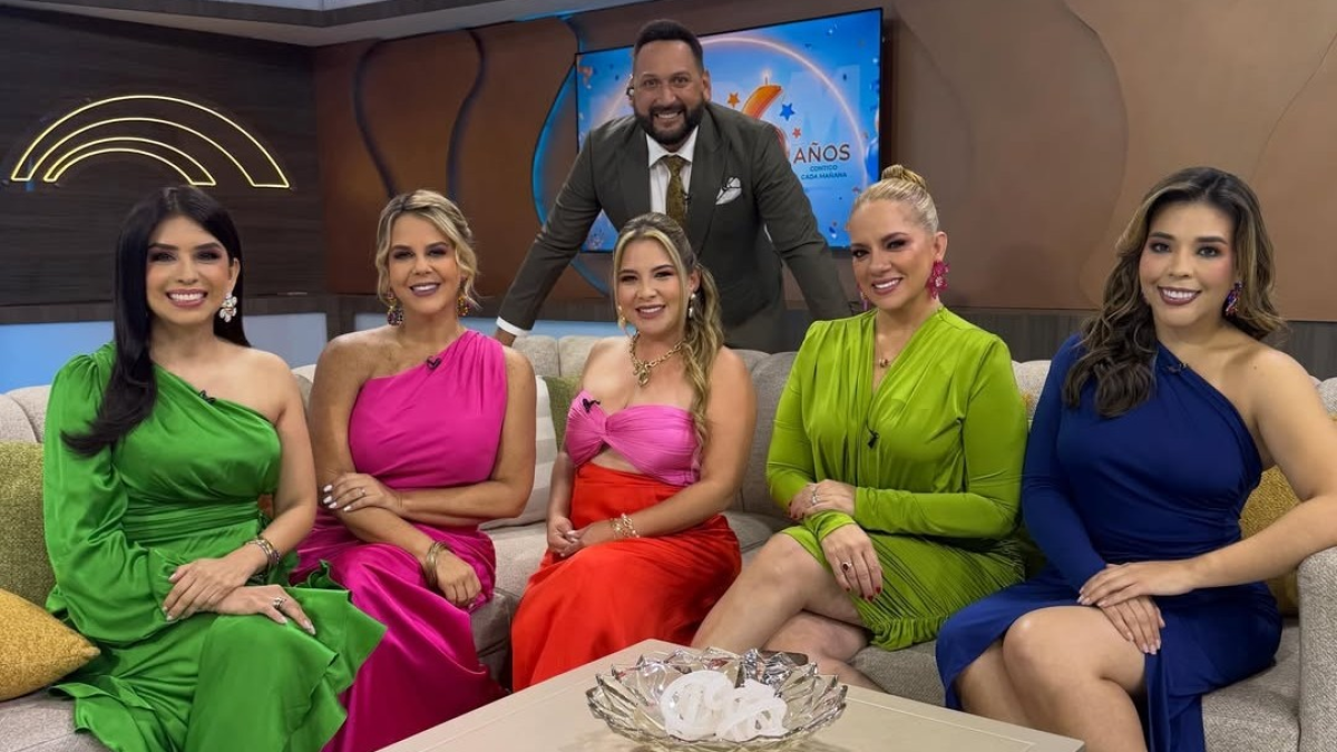 Gabriela Pazmiño y José Luis Arévalo con el equipo de Noticias de la mañana.
