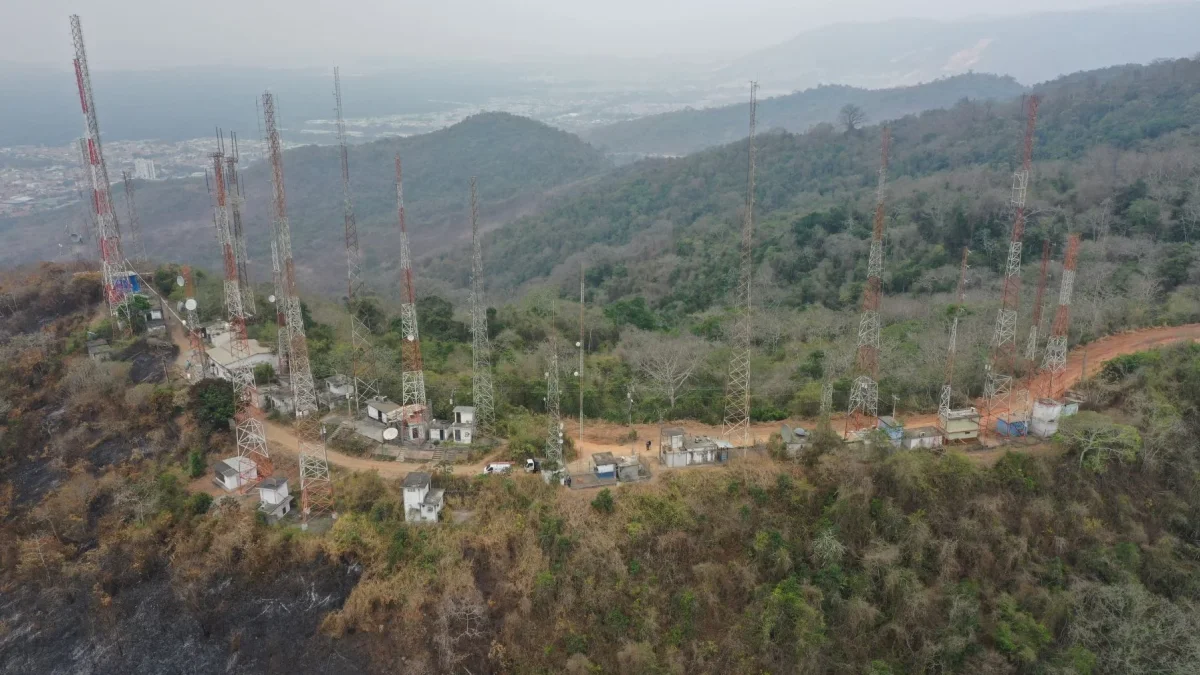 La afectación en los cerros de vía a la Costa, entre ellos Cerro Azul, sigue ampliándose sin que se hayan generado acciones claras y efectivas para su control y amortiguamiento del impacto ecológico.