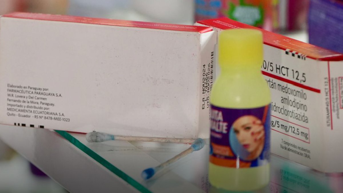 Arcsa clausura farmacia en Florida Norte por más de 6.400 productos irregulares.
