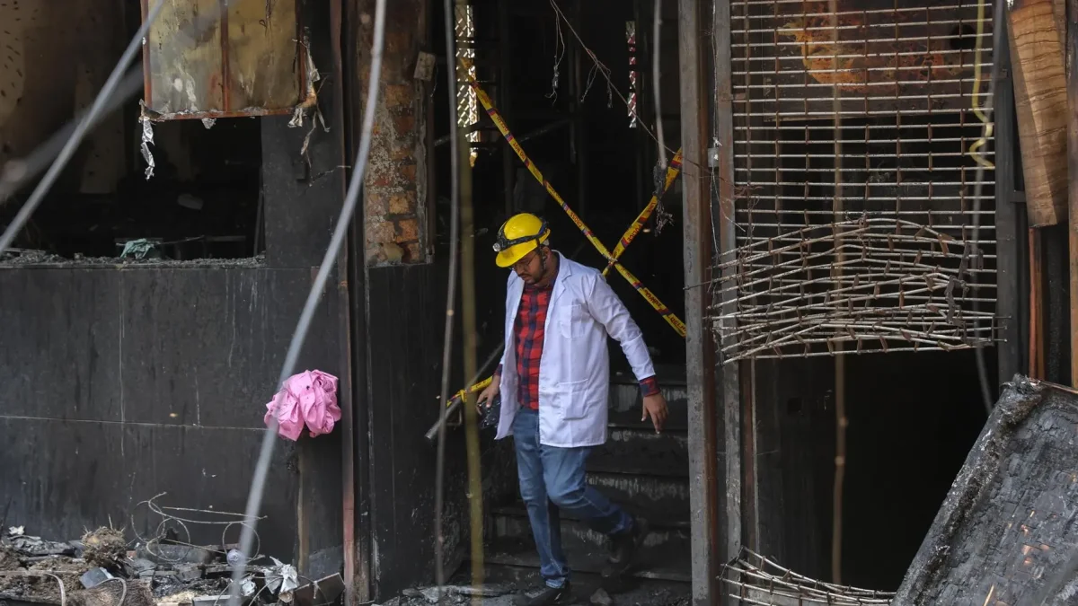 Un miembro del equipo forense inspecciona el hotel de Nueva Delhi en el que se produjo un incendio el 3 de junio de 2026.