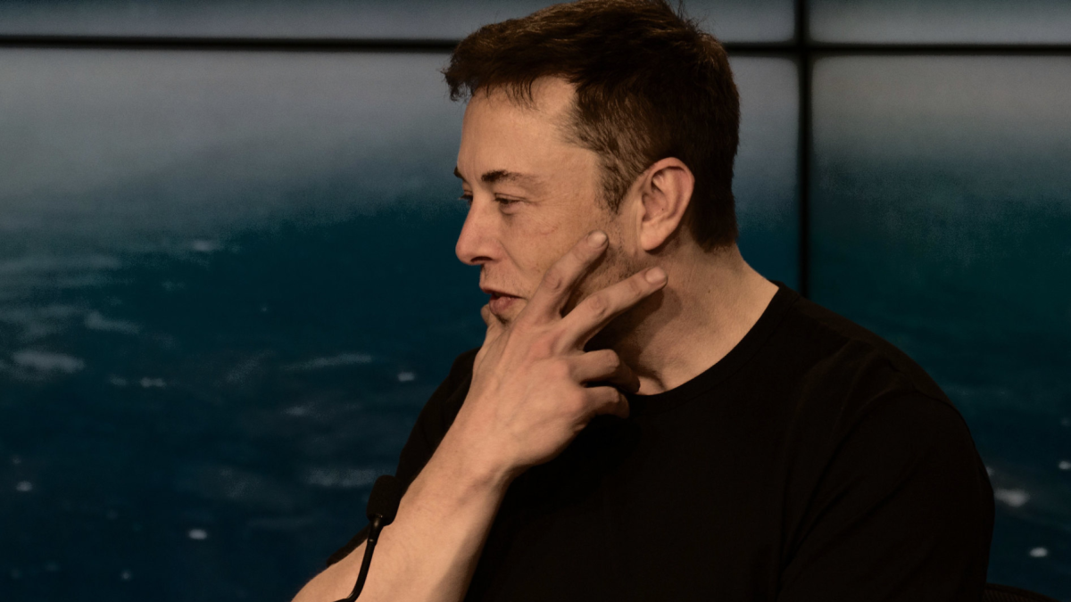 Elon Musk en un evento público, líder de Tesla y SpaceX.