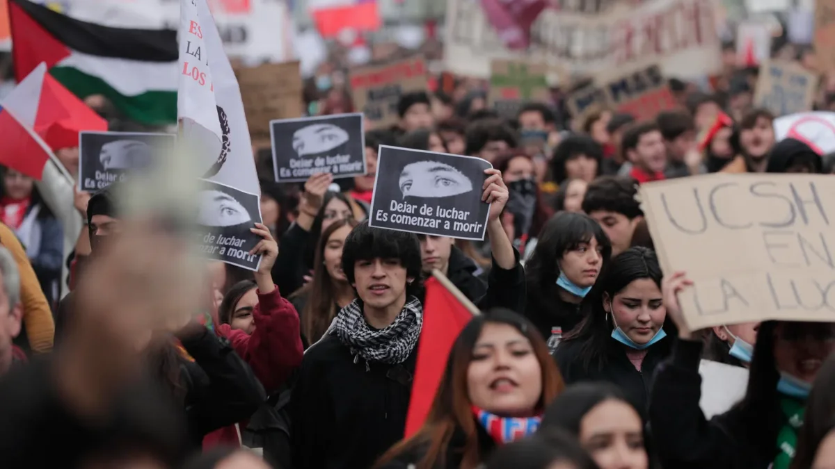 Estudiantes se manifiestan durante una protesta el 3 de junio de 2026, en Santiago (Chile).