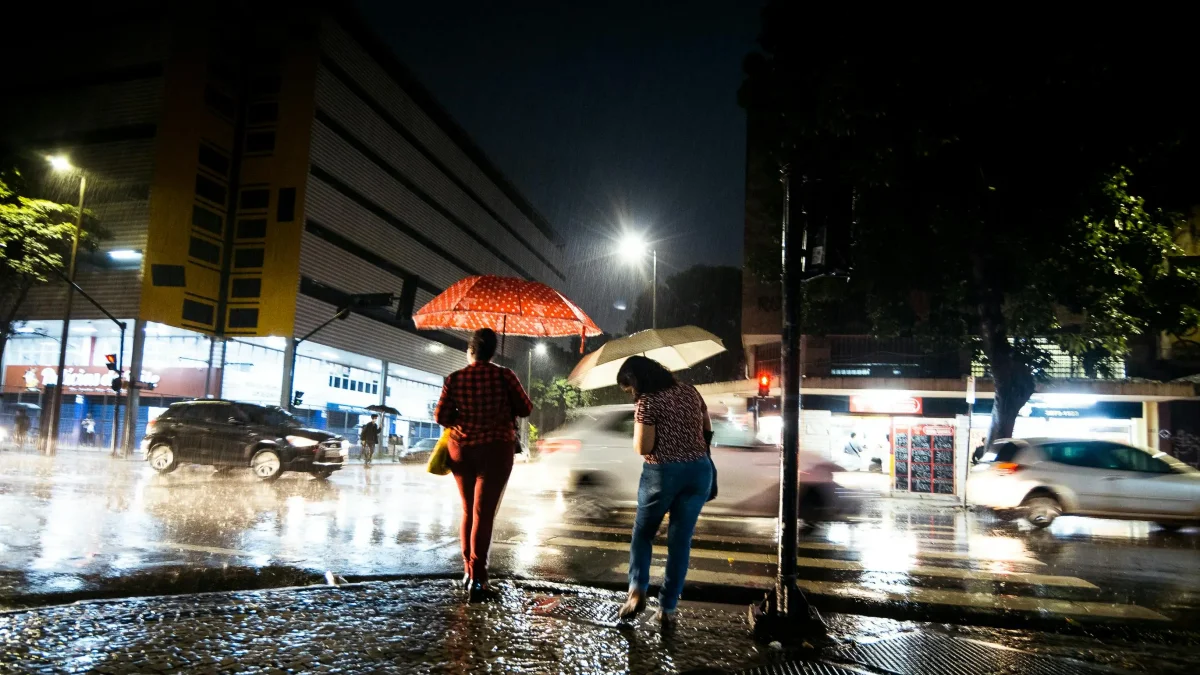 Conductores y peatones podrían enfrentar condiciones adversas debido a la reducción de visibilidad y las lluvias persistentes.