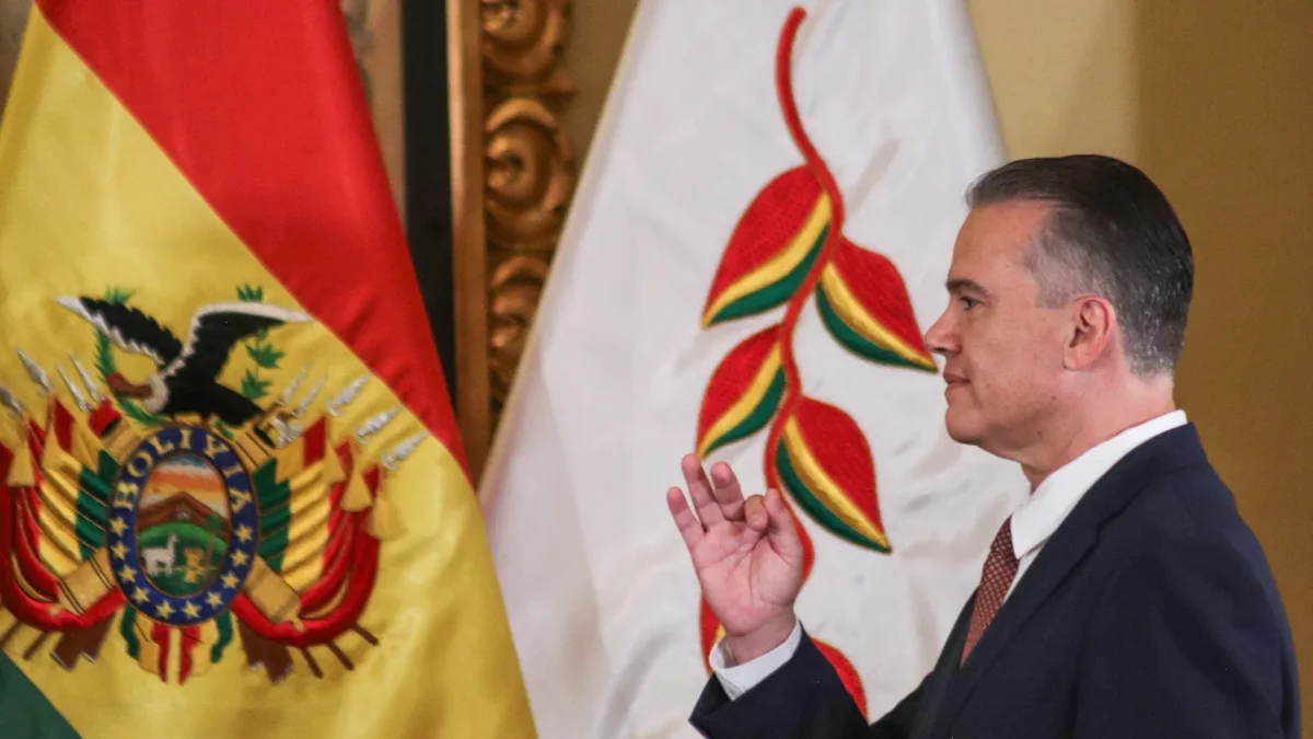 El nuevo ministro de Defensa, Ernesto Justiniano, toma posesión de su cargo este miércoles, en el Palacio de Gobierno en La Paz (Bolivia).