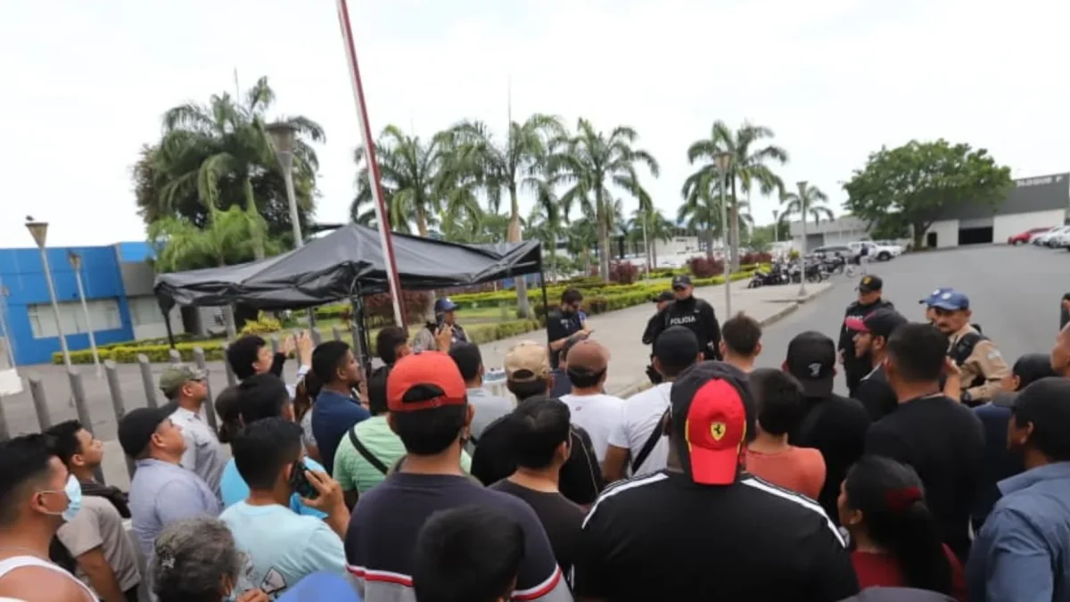 Familiares de los desaparecidos en las afueras de la morgue de Guayaquil.