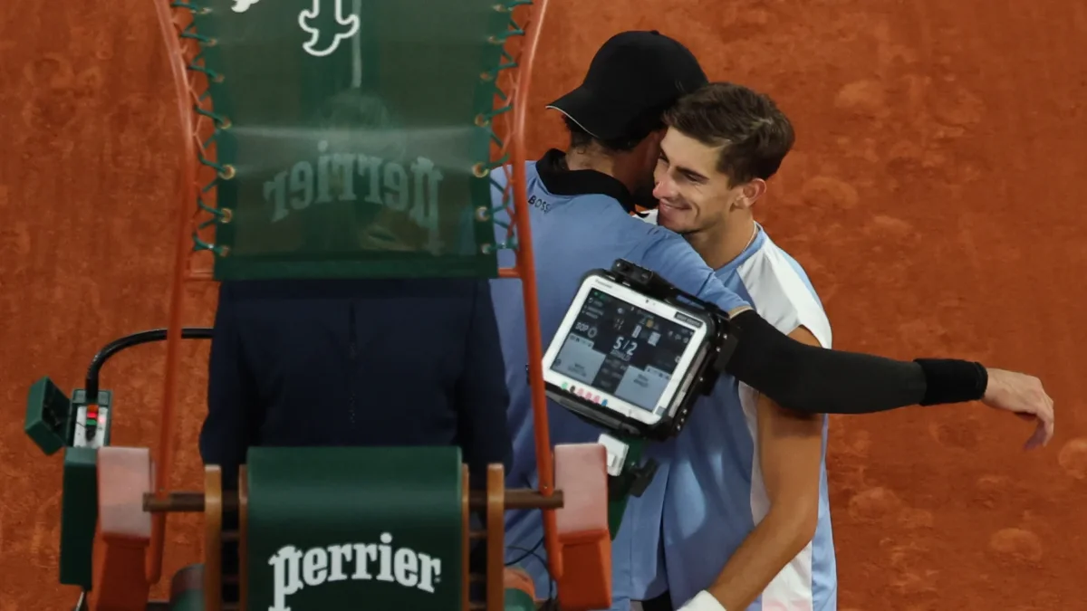 El tenista italiano Matteo Arnaldi abraza a su compatriota Matteo Berrettini durante el partido de cuartos de Roland Garros.