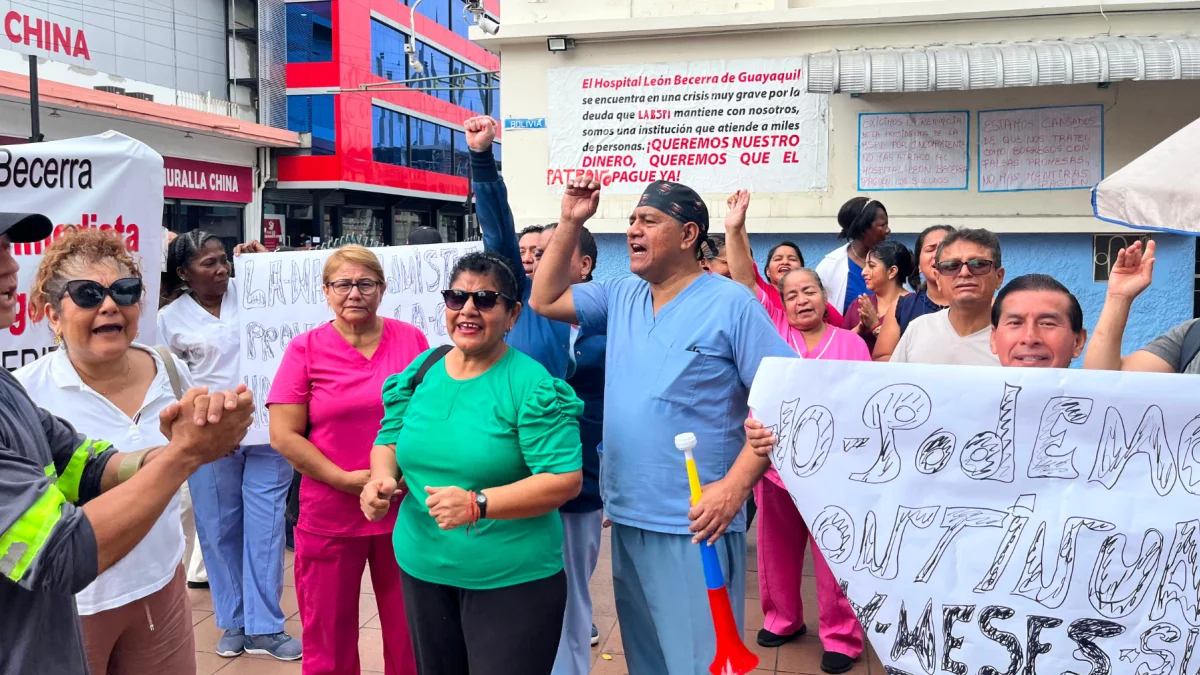 Empleados llevan tres días protestando a las afueras del centro médico.