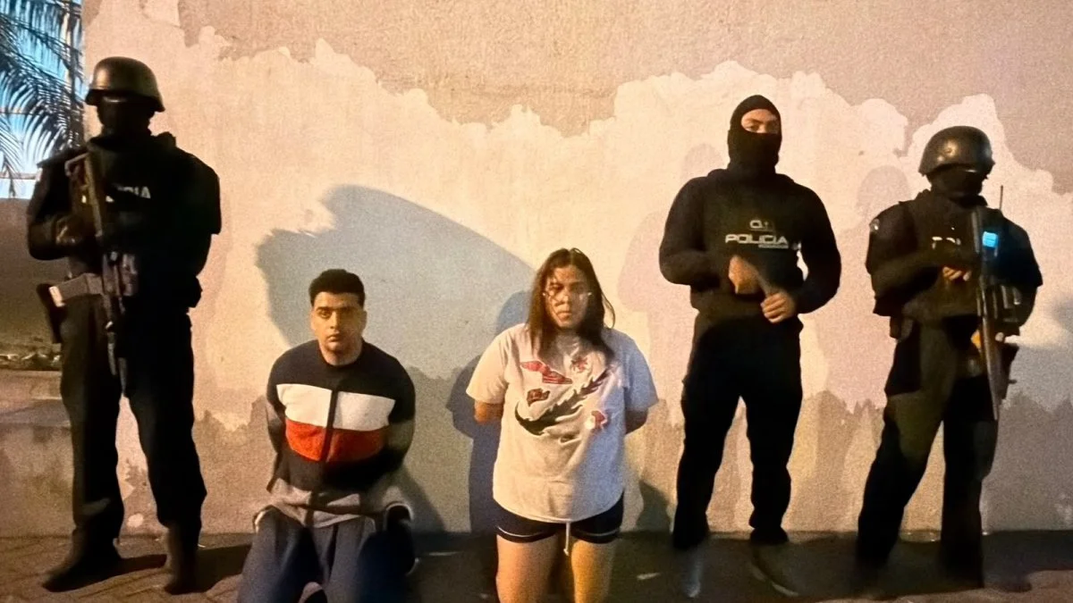 Un hombre y una mujer fueron detenidos por supuestamente extorsionar a comerciantes en Guayaquil.