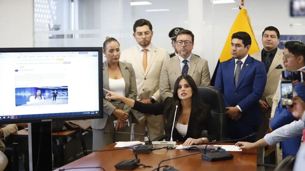 Diana Jácome se defendió en una rueda de prensa a la que acudieron algunos de sus compañeros de bancada.