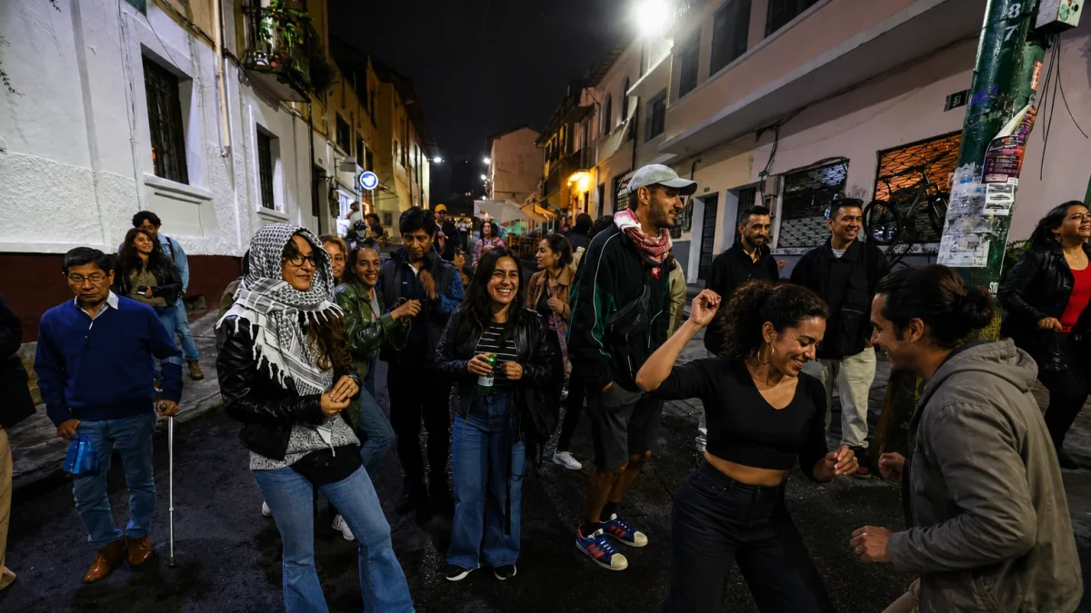 Bailar, caminar y disfrutar es posible en la Ruta León, que llena de vida y seguridad la calle Vicente León hasta la noche.
