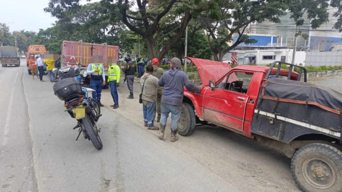 Una camioneta y un tráiler fueron dos de los vehículos involucrados en el siniestro de vía a la costa.