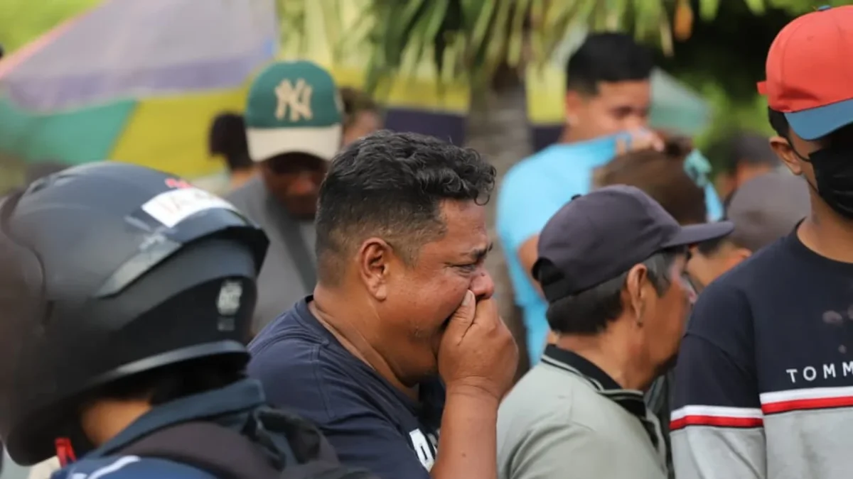Familiares de los jóvenes desaparecidos en Babahoyo esperan por novedades en los exteriores del Laboratorio de Criminalística de Guayaquil, la tarde de este miércoles 3 de junio.