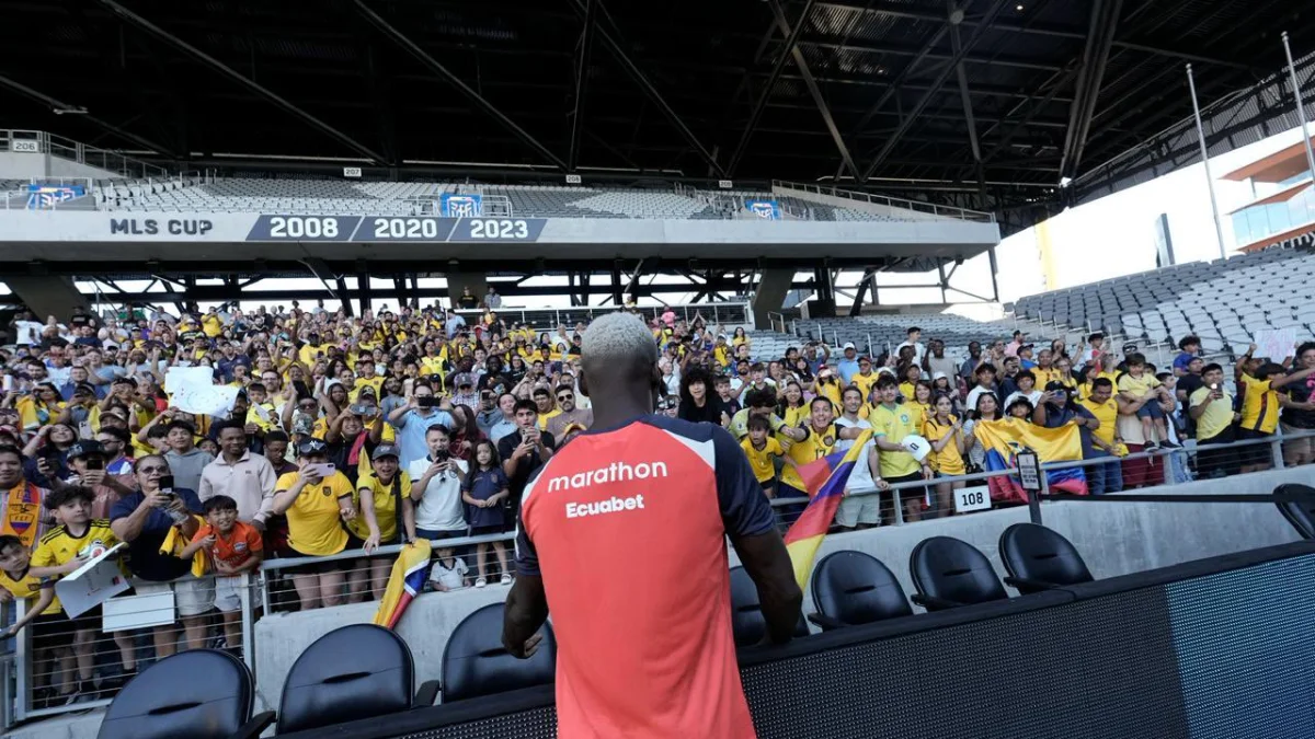Moisés Caicedo saludo a los hinchas durante un entrenamiento con la selección de Ecuador en Columbus,