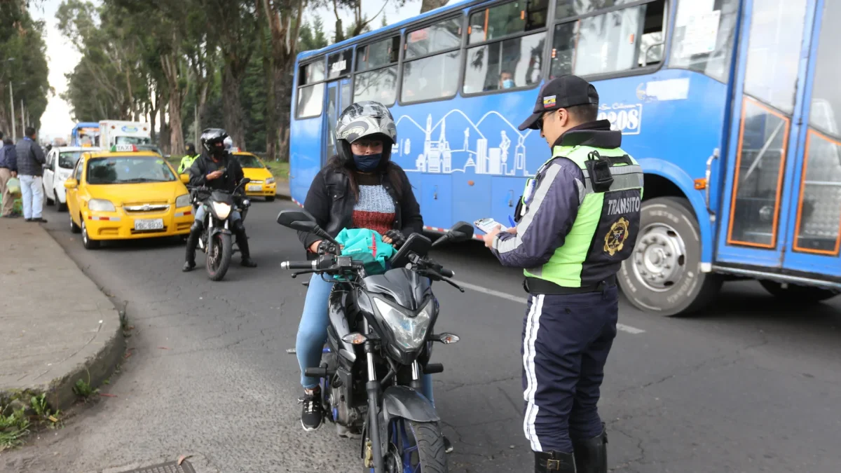 Motociclistas circulan sin respetar normas mientras conductores formales enfrentan sanciones y procesos legales.