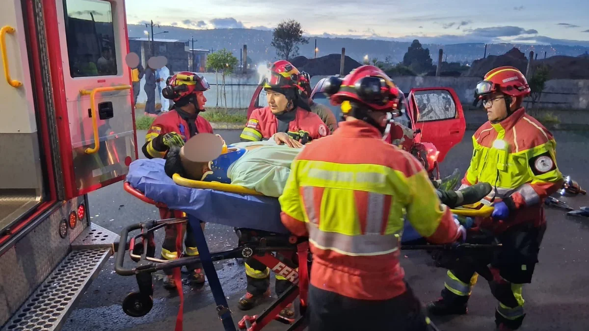 Personal de los bomberos brindó atención prehospitalaria a la persona afectada.