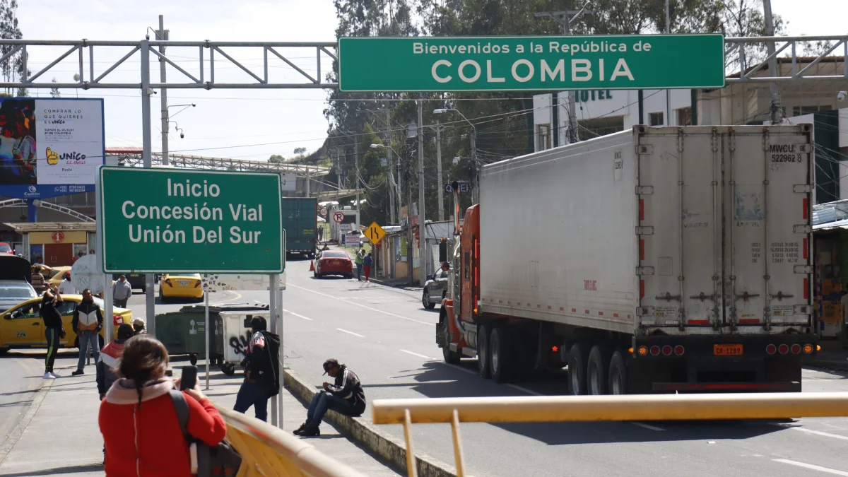 Un camión ingresando a Colombia por la frontera con Ecuador.