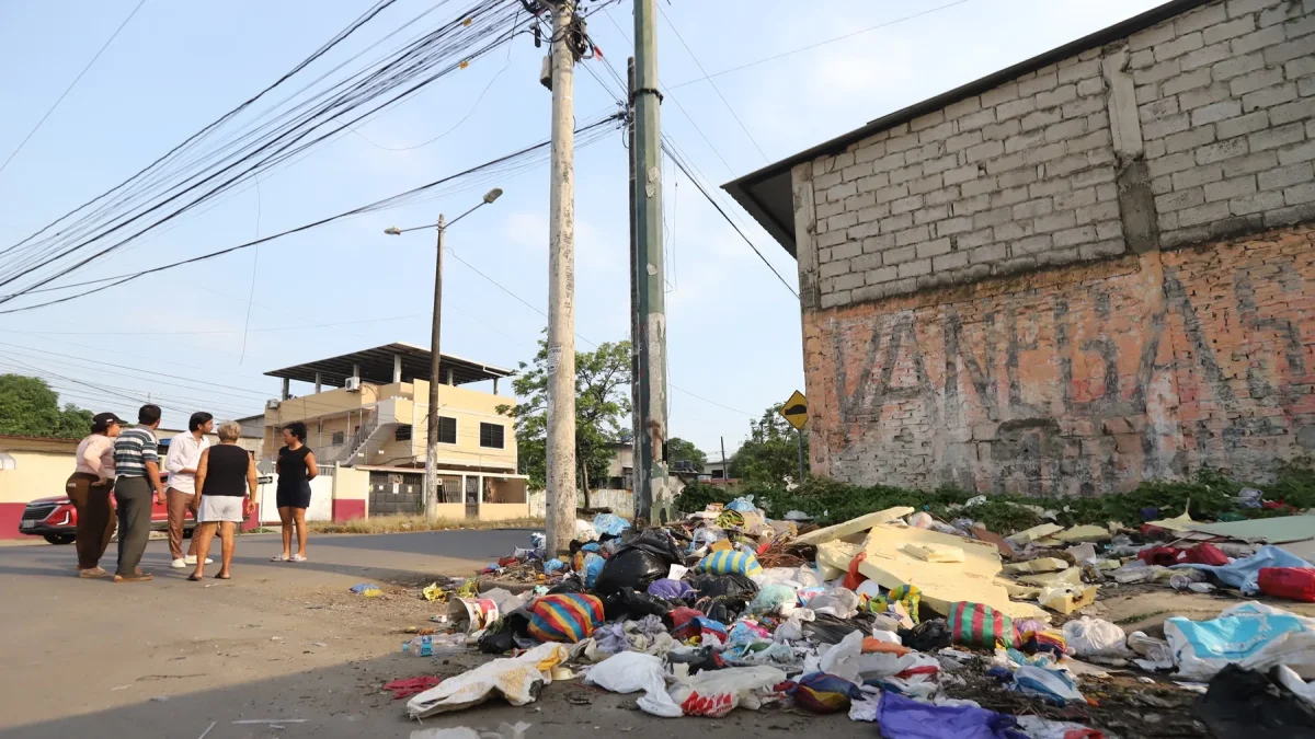 La acumulación de desechos se evidencia en una esquina del sector, a pocos metros de una escuela.