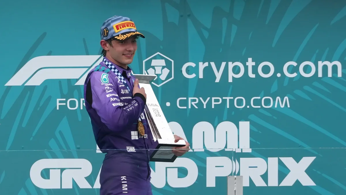 El italiano Andrea Kimi Antonelli de Mercedes celebra su victoria en el Gran Premio de Fórmula Uno de Miami.