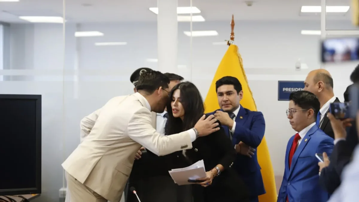 Diana Jácome recibió el apoyo de sus compañeros durante una rueda de prensa en la Asamblea Nacional Ecuador.