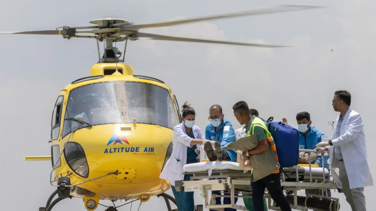 El guía nepalí del Everest, Hillary Dawa Sherpa, es trasladado en helicóptero al hospital HAMS en Katmandú, Nepal, el 4 de junio de 2026.
