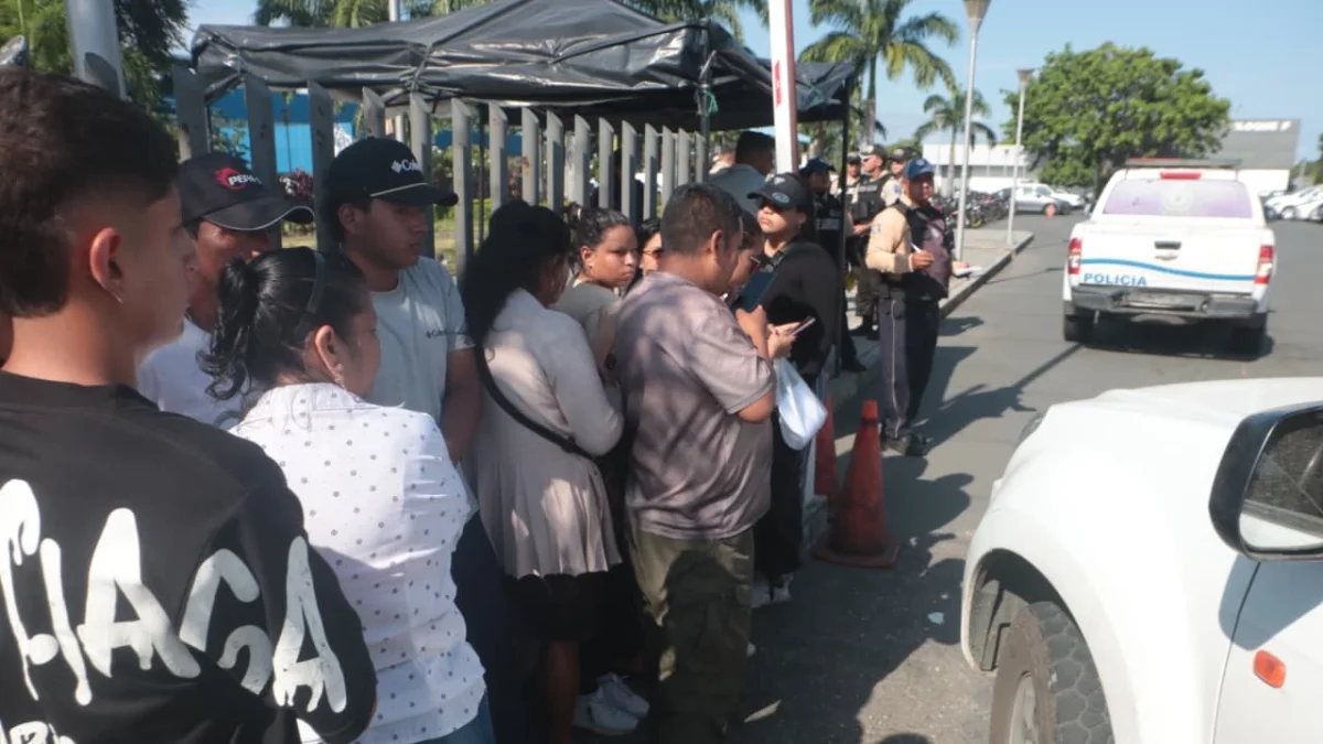 Los parientes siguen esperando respuestas de la identificación de los cuerpos.