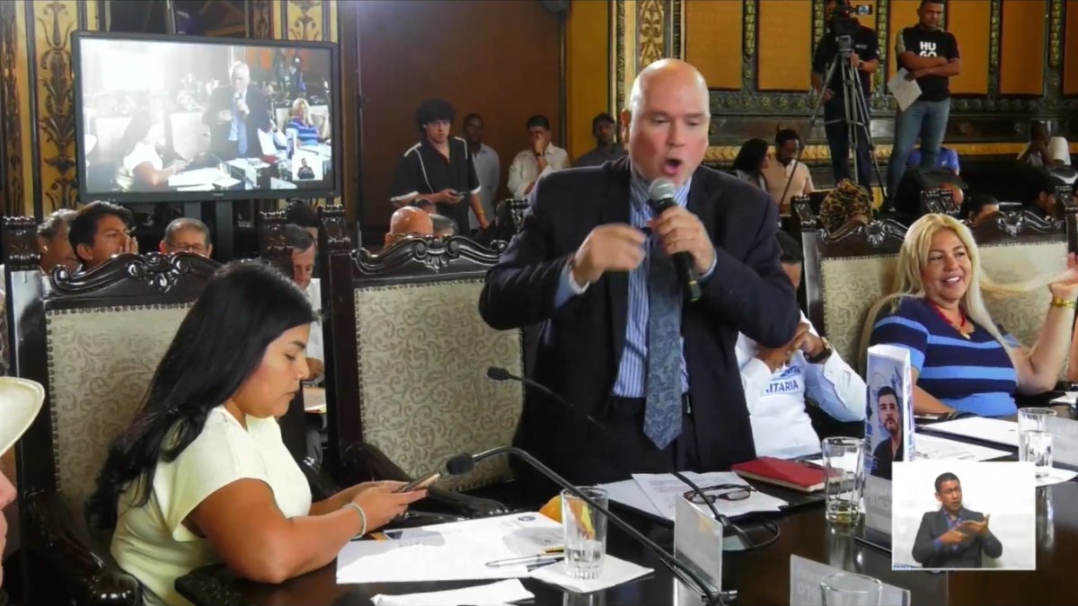 Un fuerte cruce se registró entre los concejales Arturo Escala y Ana Chóez.