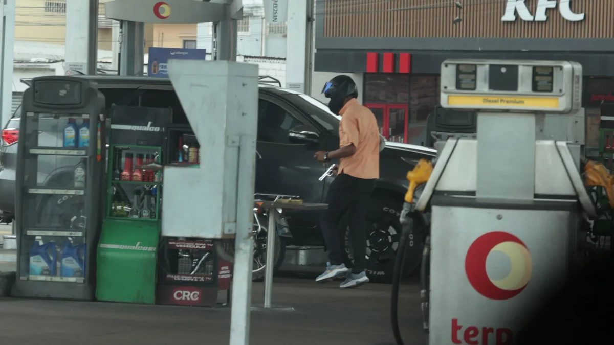 Los delincuentes interceptaron al conductor mientras abastecía de combustible en una gasolinera ubicada entre las avenidas Domingo Comín y Ernesto Albán.