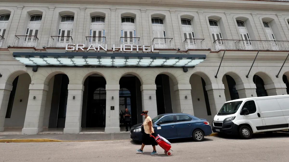 Una mujer camina frente a un hotel este 3 de junio de 2026, en La Habana (Cuba).