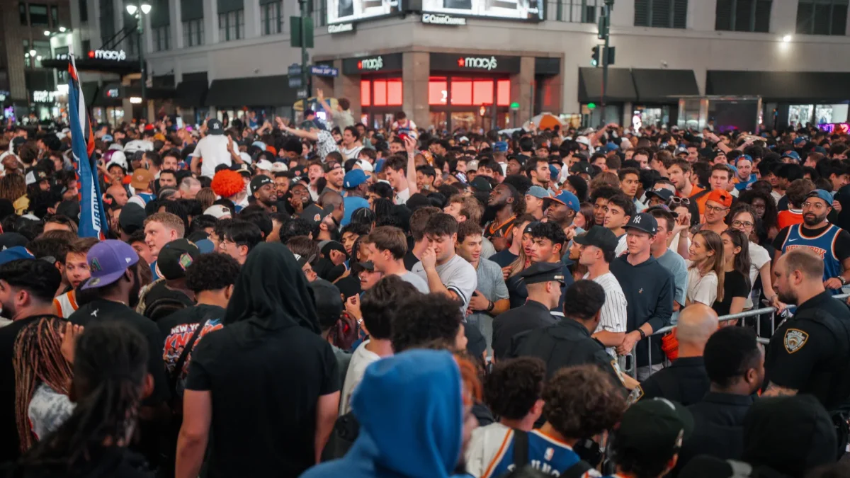 Los aficionados de los New York Knicks celebran la victoria de su equipo sobre los San Antonio Spurs en el Juego 1 de las Finales de la NBA en Nueva York.