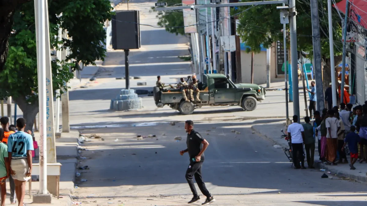 Hombres armados en una calle de Mogadiscio (Somalia).