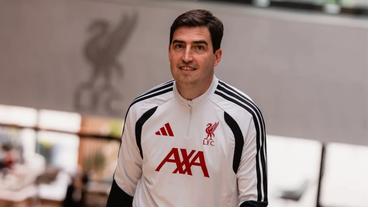 Andoni Iraola posa en Anfield tras ser anunciado como nuevo entrenador del Liverpool para las próximas dos temporadas.